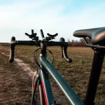 bikepacking trasa Polska – gravel bike na szutrowej drodze przez pola