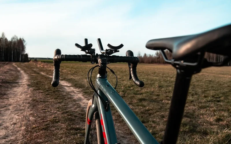bikepacking trasa Polska – gravel bike na szutrowej drodze przez pola