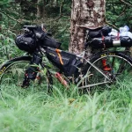torby bikepackingowe na MTB – podsiodłówka, torba ramowa i kierownicowa w lesie