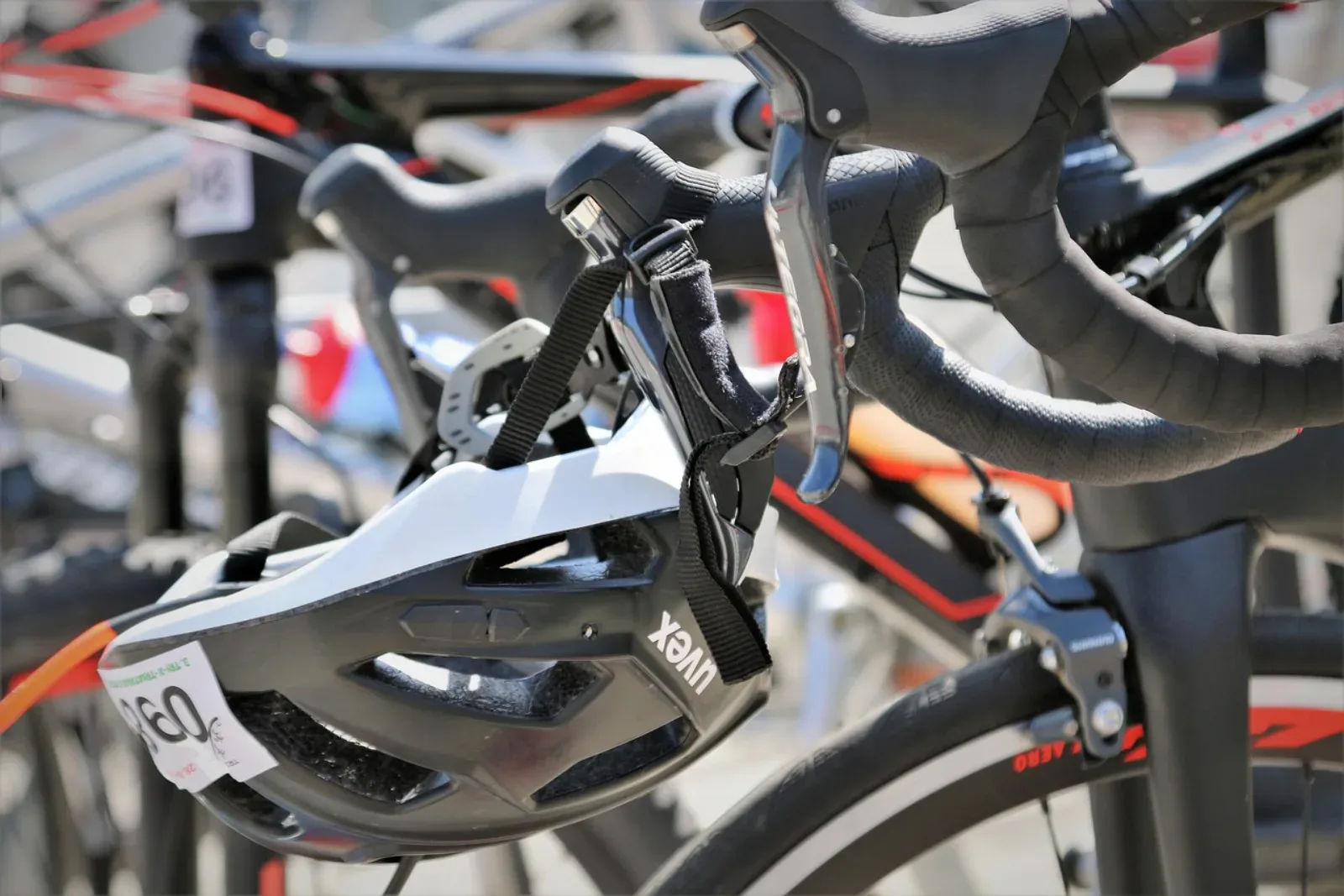 Kask rowerowy Uvex zawieszony na kierownicy — bezpieczeństwo na rowerze