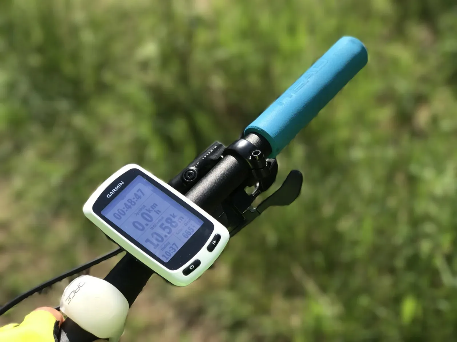 Garmin Edge i dzwonek na kierownicy roweru — elektronika rowerowa