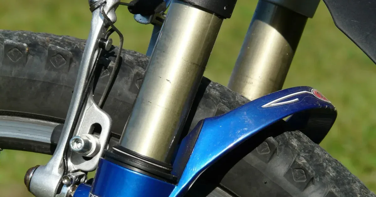 Widelec amortyzowany MTB, zbliżenie na korony i lagi