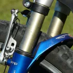 Widelec amortyzowany MTB, zbliżenie na korony i lagi