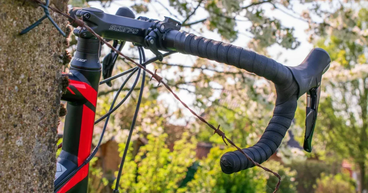 Drop bar szosowy z owijką — close-up kierownicy bike fitting