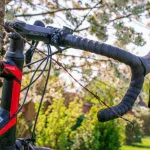 Drop bar szosowy z owijką — close-up kierownicy bike fitting
