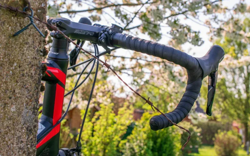 Drop bar szosowy z owijką — close-up kierownicy bike fitting