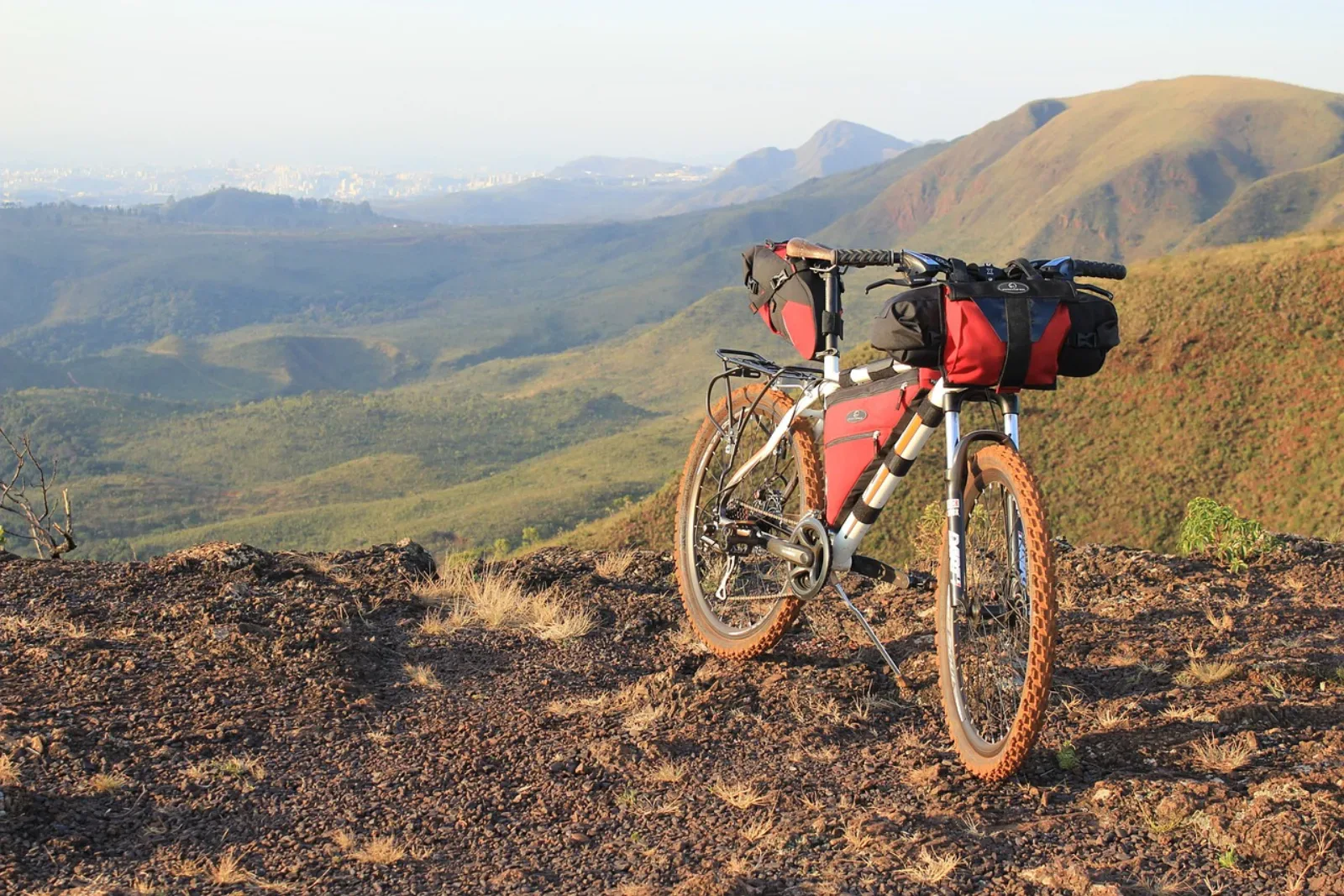 Rower bikepackingowy z kompletnym zestawem sakw na szczycie góry