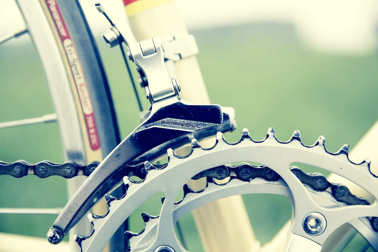 Close-up napędu rowerowego — przerzutka Shimano i tarcza zębata na ramie szosowej