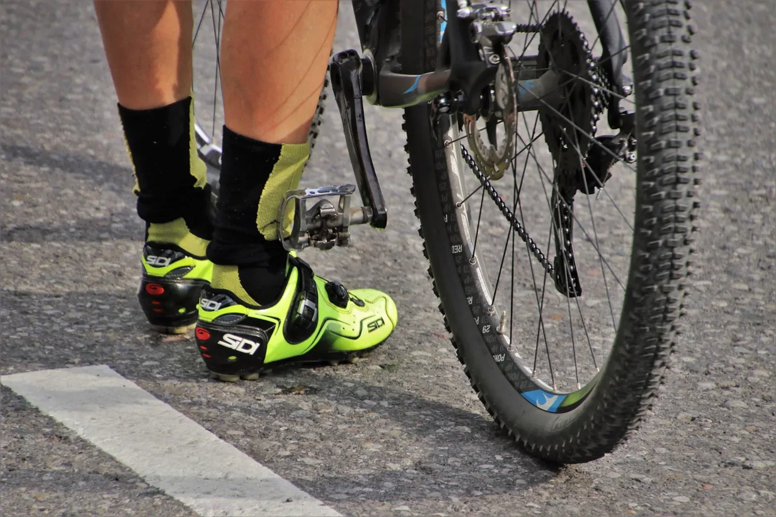 Buty MTB Sidi z blokami SPD przed kołem górskim