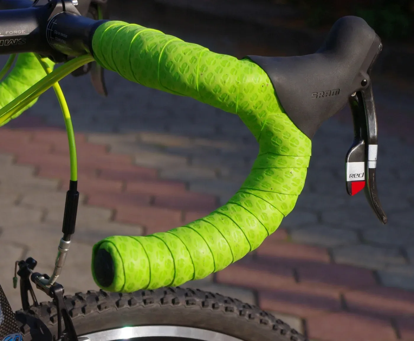 Detal kierownicy drop bar z zieloną owijką i klamką SRAM rower cyclocross