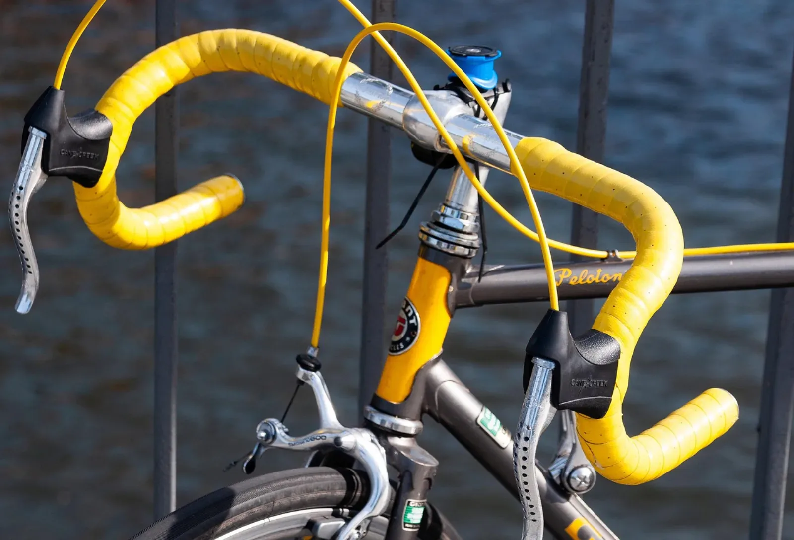 Drop bar z żółtą taśmą i klasycznymi manetkami na rowerze szosowo-gravelowym