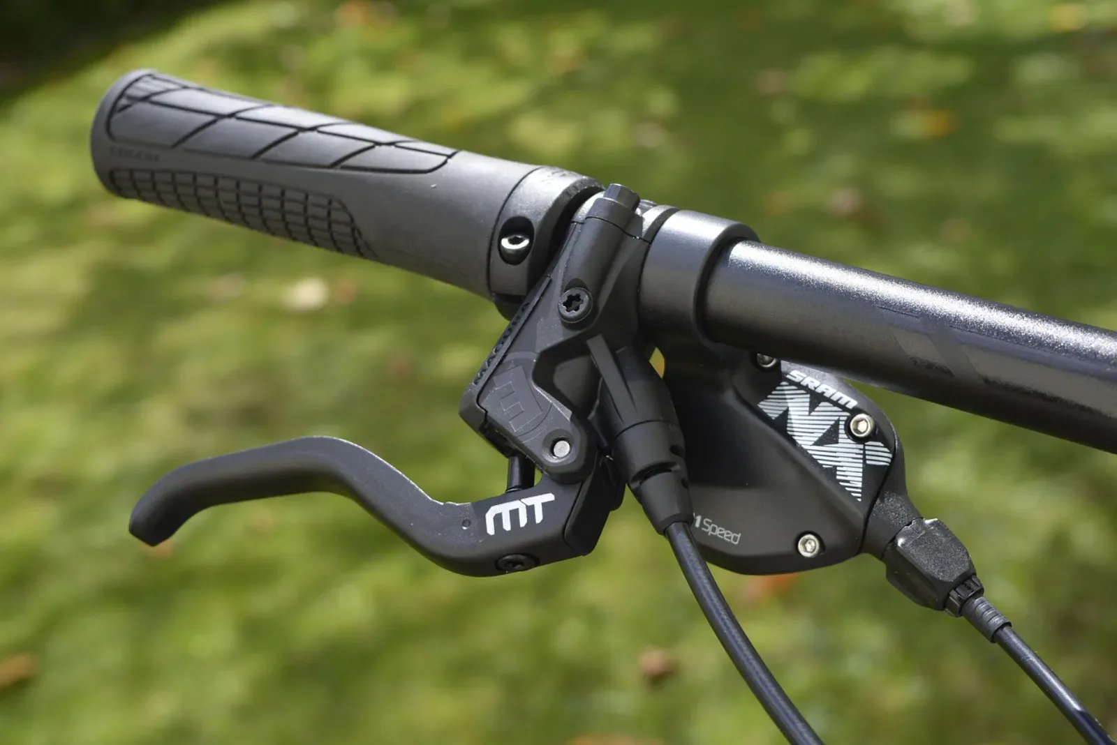 Klamka hamulca hydraulicznego SRAM przy manetce na kierownicy MTB