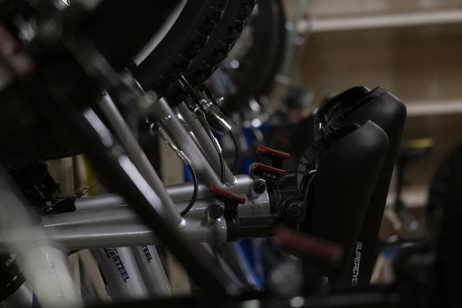 Klocki szczękowe V-brake na rowerach miejskich w warsztacie rowerowym