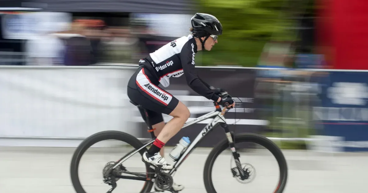 Zawodniczka MTB na trasie zawodów, dynamika