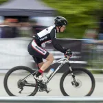 Zawodniczka MTB na trasie zawodów, dynamika