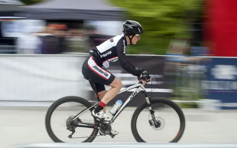 Zawodniczka MTB na trasie zawodów, dynamika