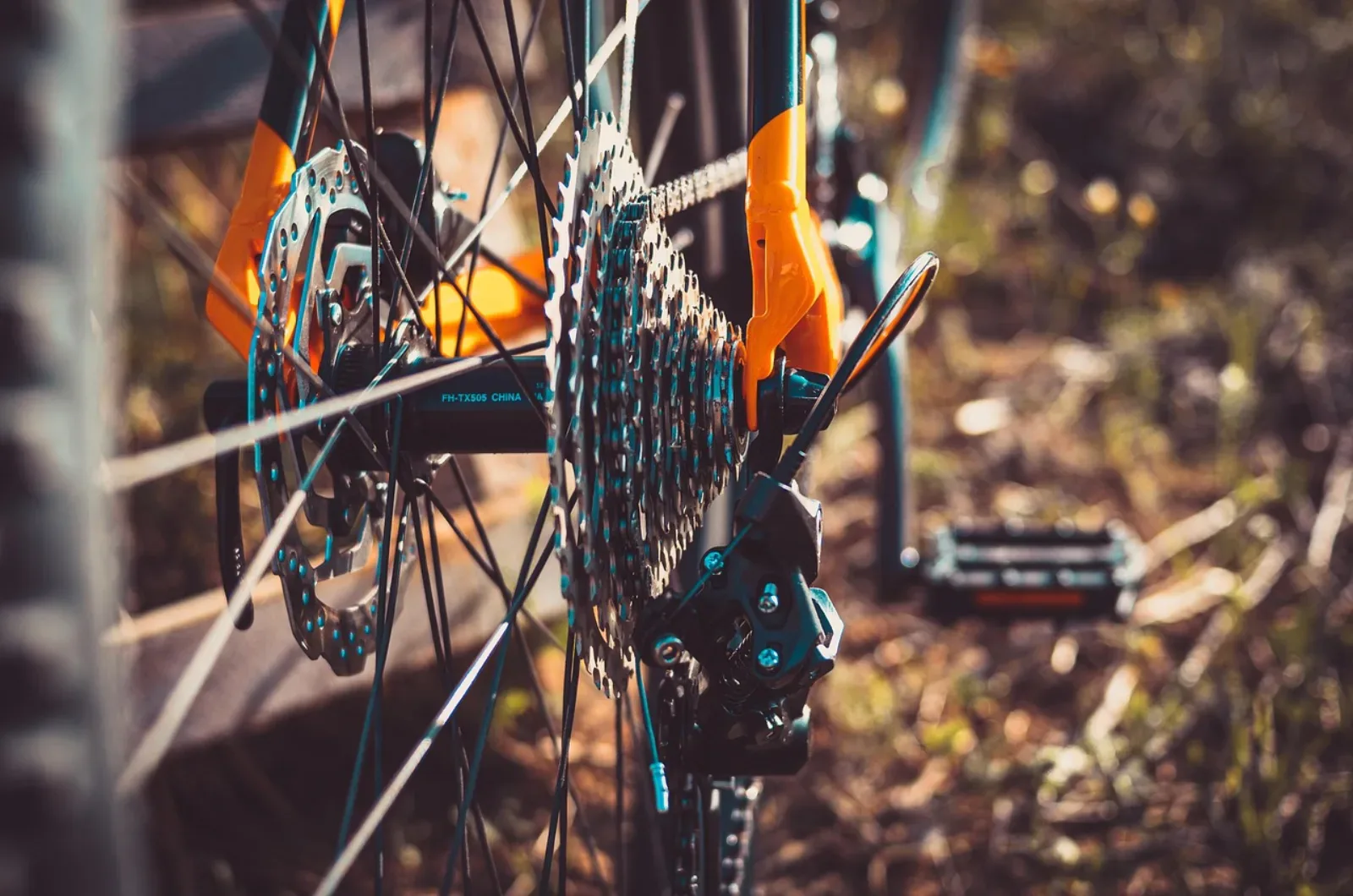 Detal MTB — tylne koło z hamulcem tarczowym, kasetą i przerzutką