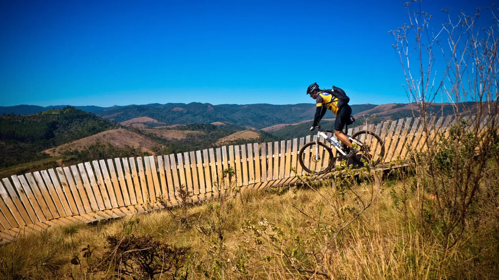 Singletrack na grzbiecie z drewnianym wiatrochronem — typowy widok z systemu Glacensis