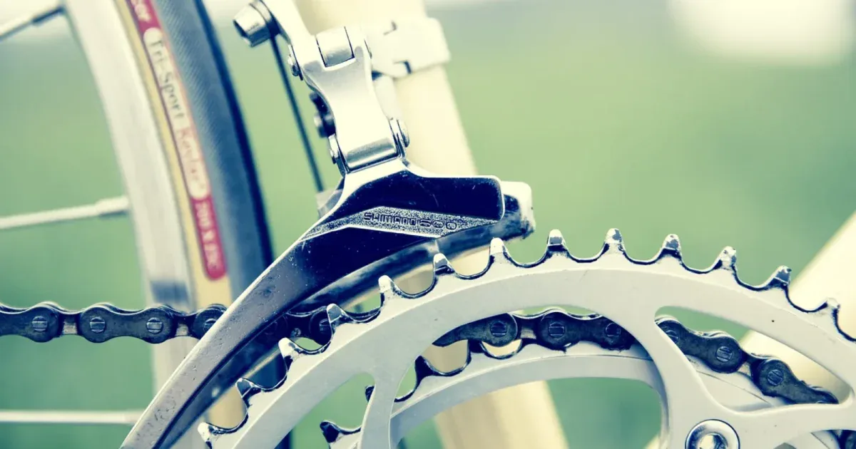 Łańcuch rowerowy na korbie Shimano z mechanizmem przerzutki przedniej
