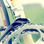 Łańcuch rowerowy na korbie Shimano z mechanizmem przerzutki przedniej
