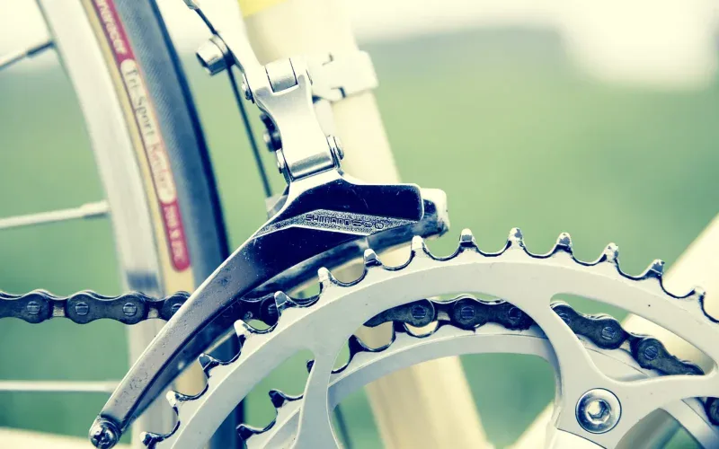 Łańcuch rowerowy na korbie Shimano z mechanizmem przerzutki przedniej