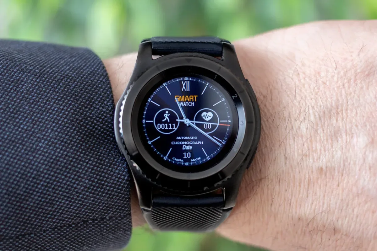 Smartwatch z monitorem tętna na nadgarstku, wyświetlacz z pulsem i czasem treningu