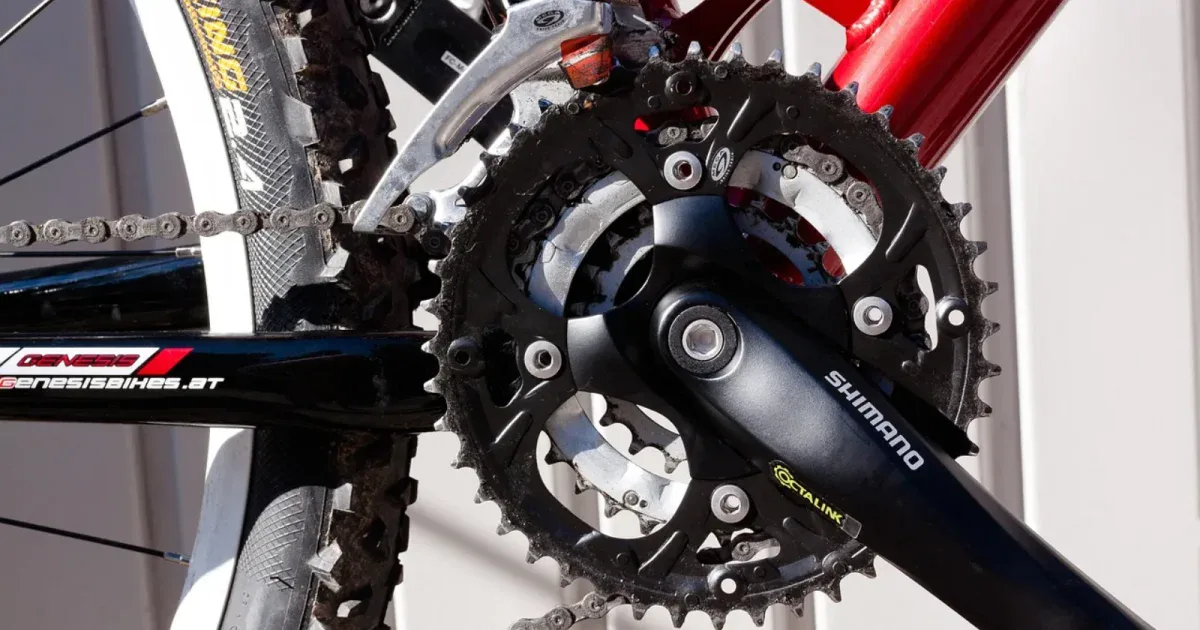 Suport i korba Shimano w trzyrzędowym napędzie roweru górskiego