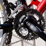 Suport i korba Shimano w trzyrzędowym napędzie roweru górskiego