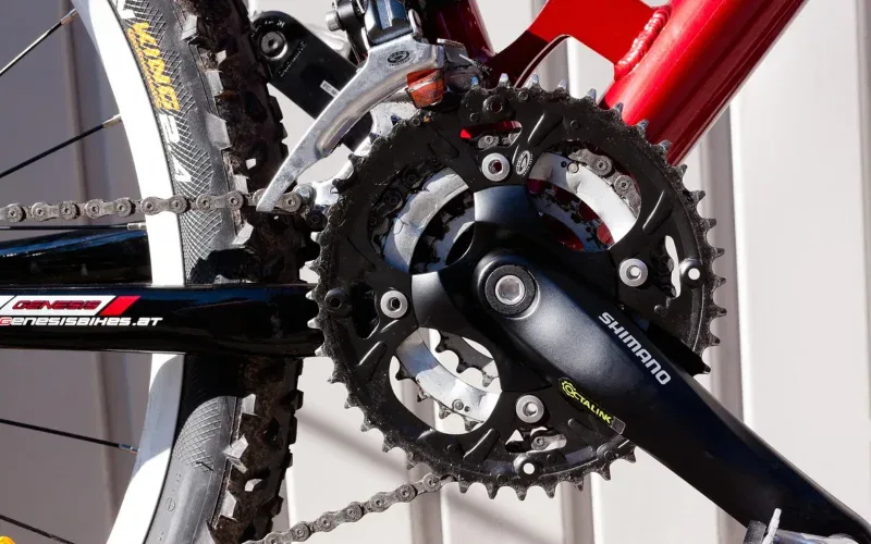 Suport i korba Shimano w trzyrzędowym napędzie roweru górskiego