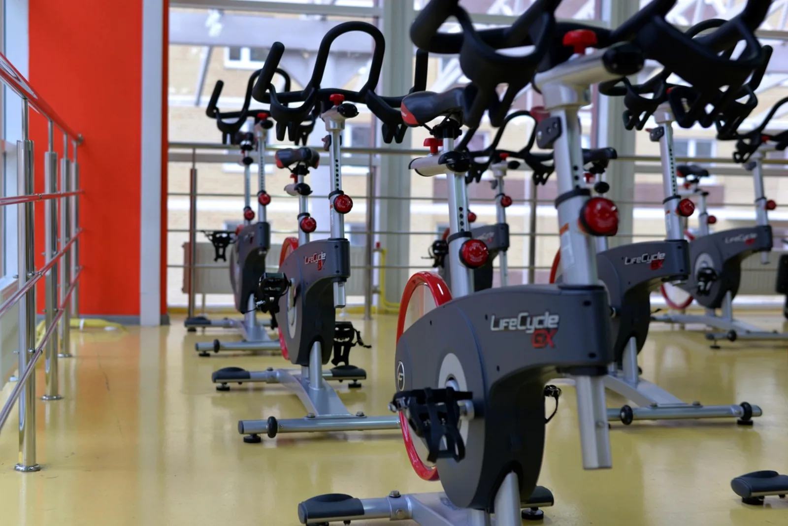 Rowery stacjonarne do treningu indoor w sali fitness