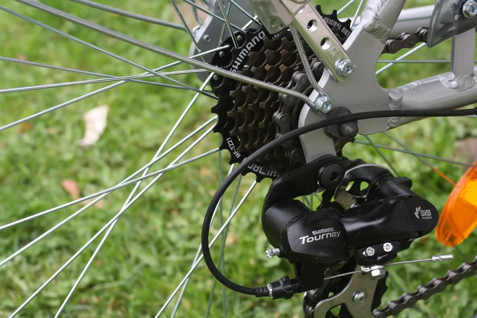 Kaseta i przerzutka tylna Shimano Tourney w rowerze MTB