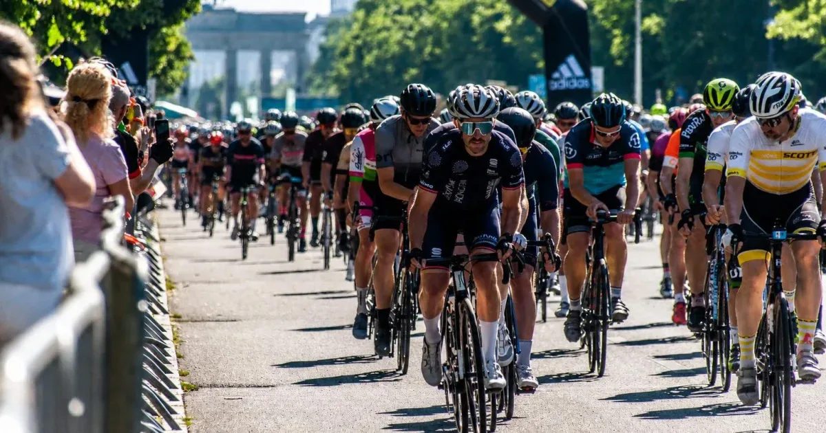 Grupa kolarzy amatorów jadąca razem tuż po starcie maratonu szosowego