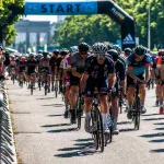 Grupa kolarzy amatorów jadąca razem tuż po starcie maratonu szosowego