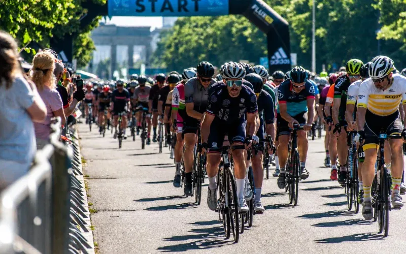 Grupa kolarzy amatorów jadąca razem tuż po starcie maratonu szosowego