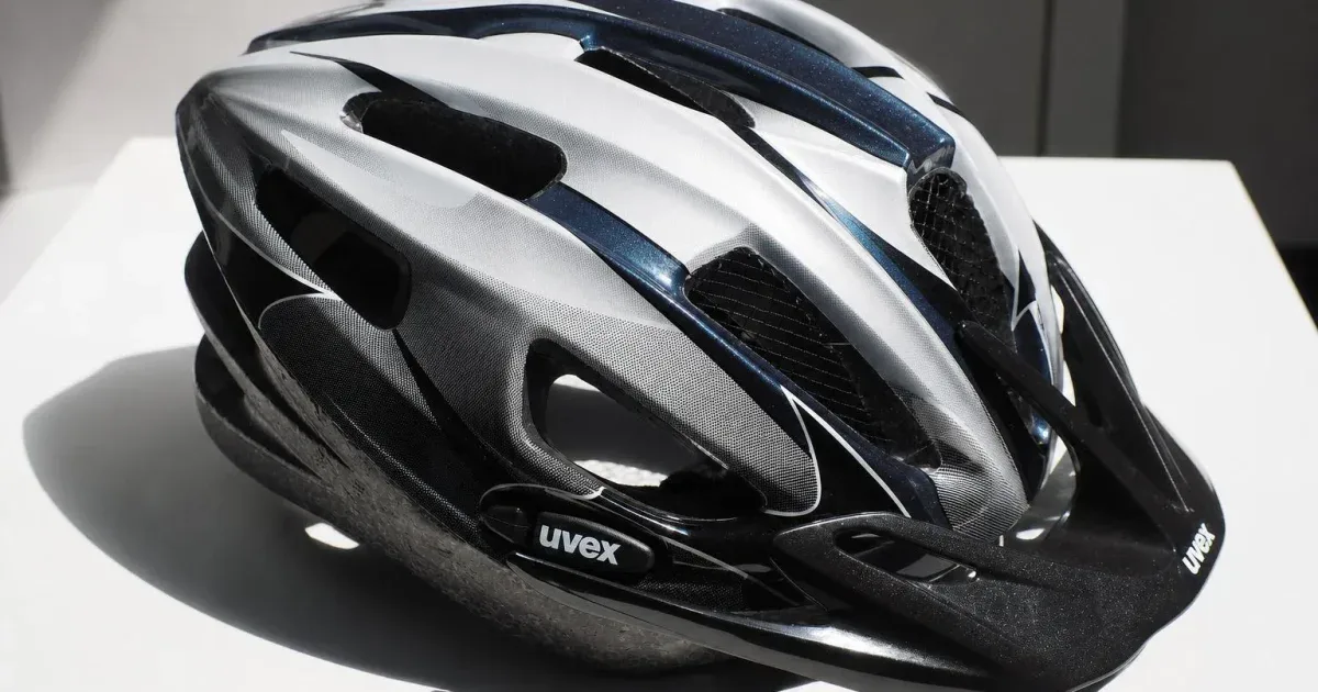 Wentylowany kask rowerowy szosowy w ujęciu studyjnym