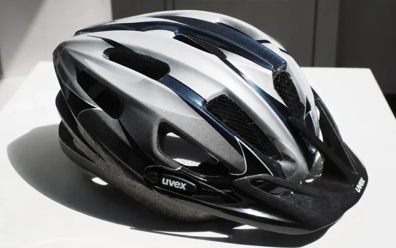 Wentylowany kask rowerowy szosowy w ujęciu studyjnym