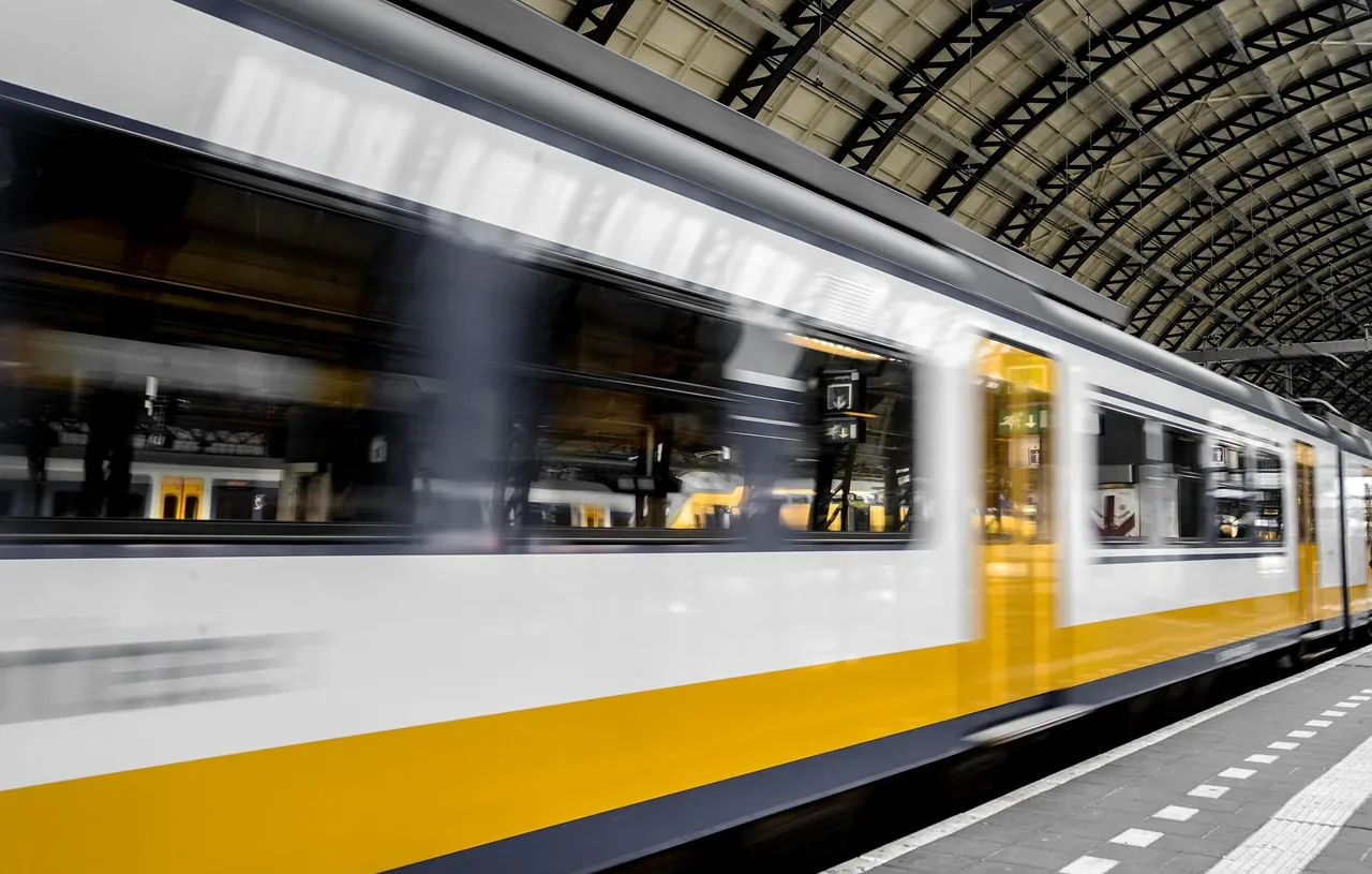 Pociąg wjeżdżający na peron pod halą dworca
