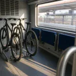 Dwa rowery MTB w stojaku w przedziale rowerowym pociągu regionalnego