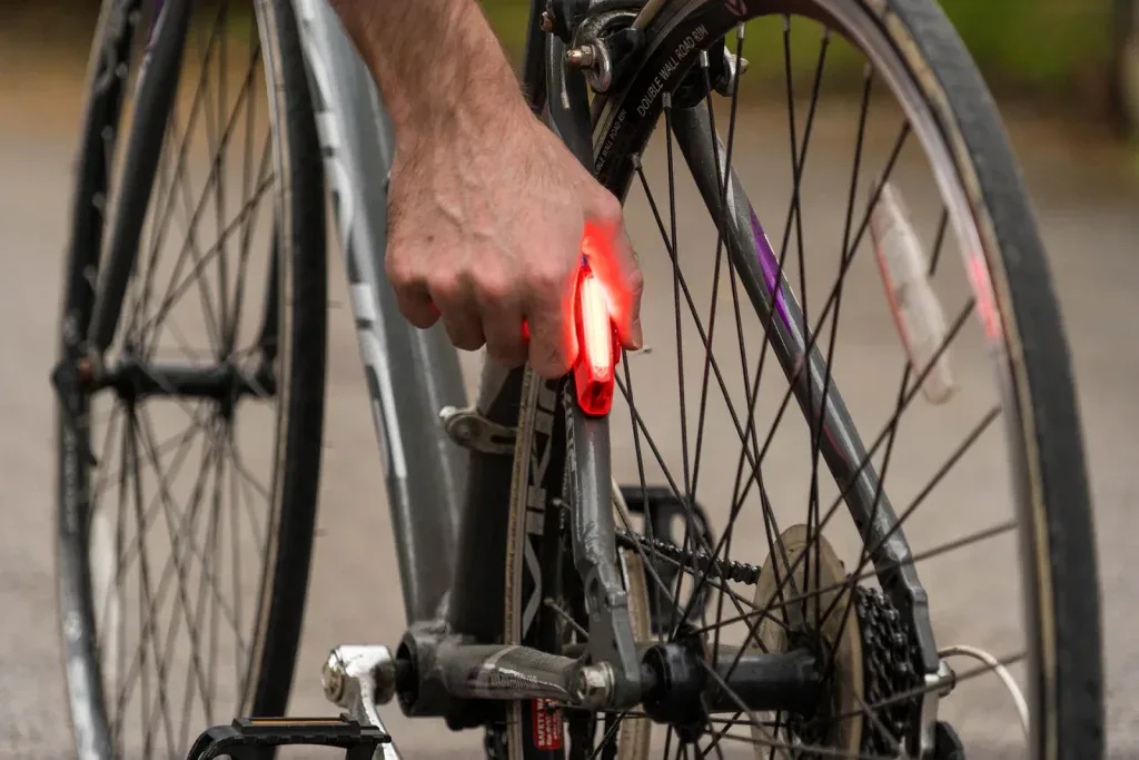 Włączanie czerwonej tylnej lampki rowerowej przy ramie roweru